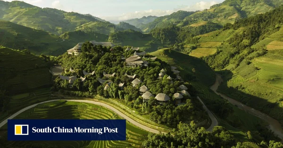 Vista aérea de un paisaje montañoso con terrazas de arroz