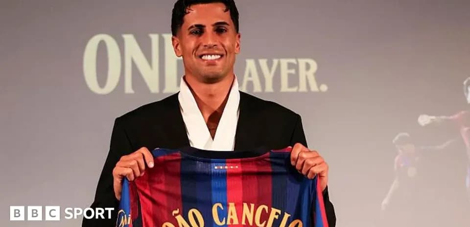 João Cancelo presentando su camiseta del FC Barcelona