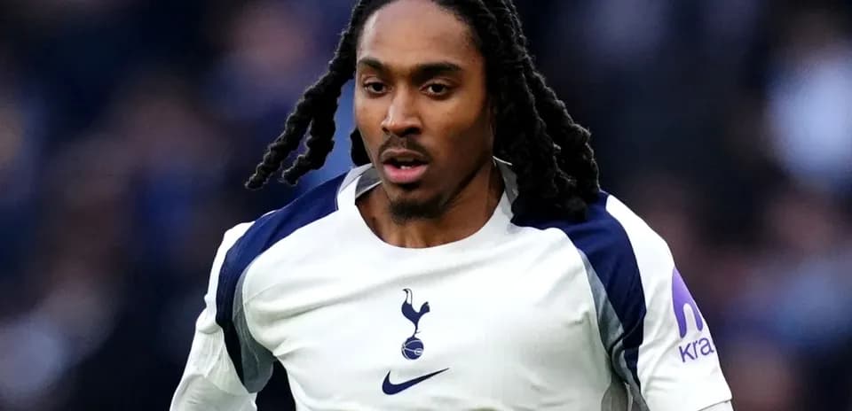 Jugador de Tottenham corriendo durante el partido