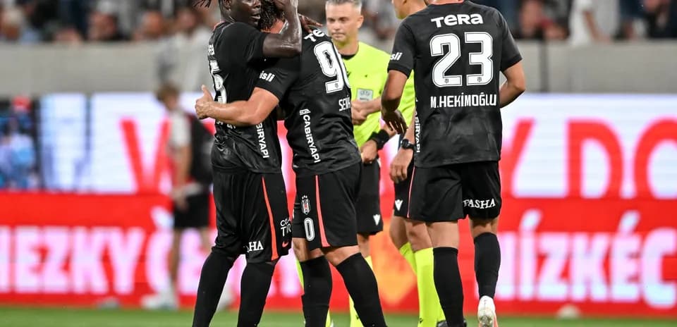 Jugadores de Beşiktaş celebrando un gol