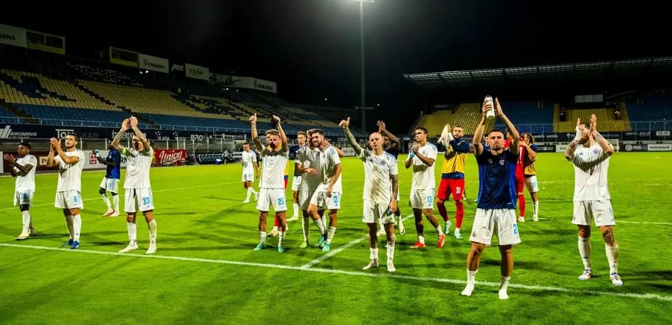 Jugadores de Slovan Bratislava celebrando en el campo
