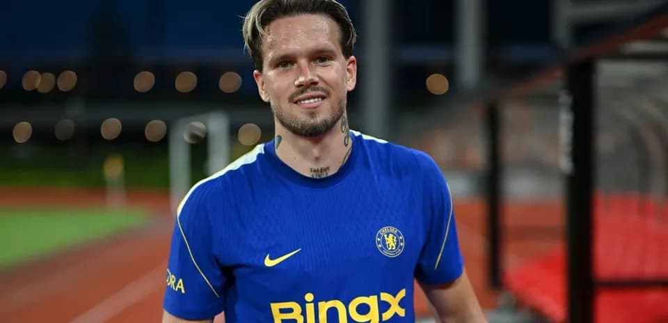 Jugador de Chelsea sonriendo en el campo de entrenamiento