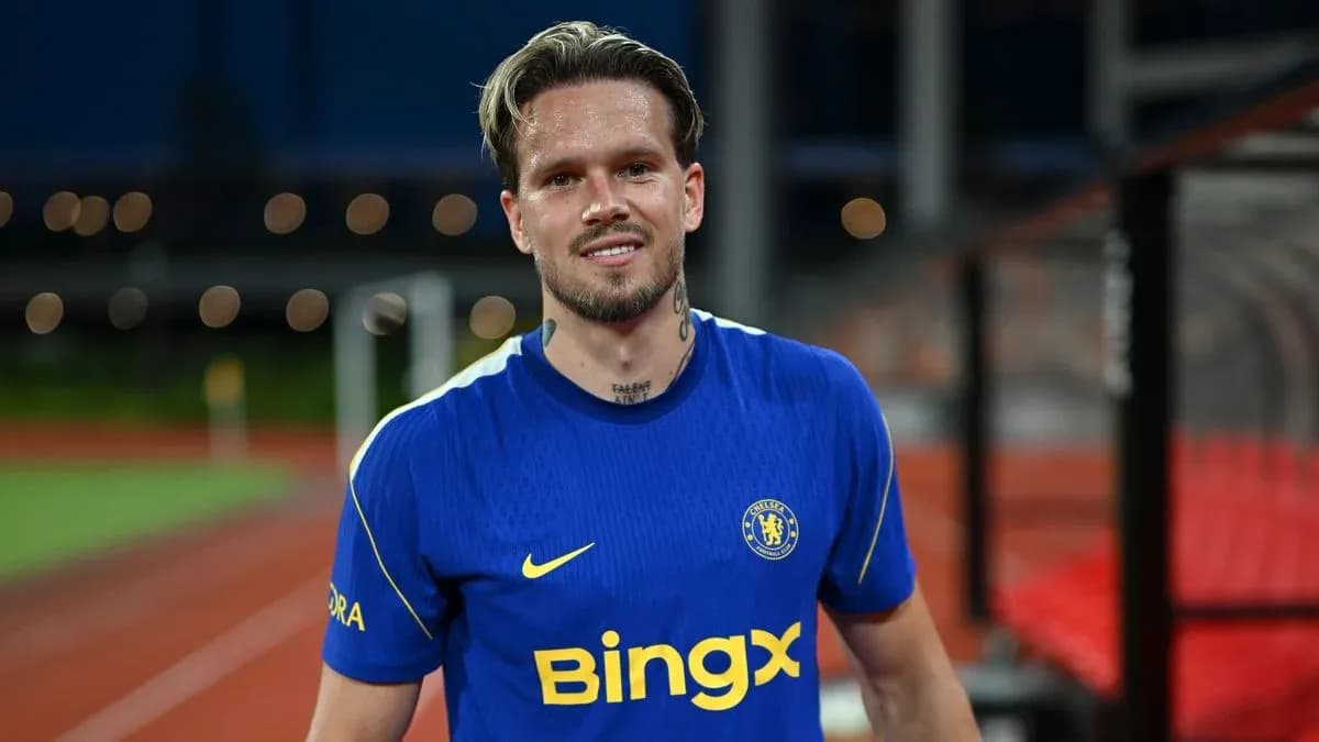 Jugador de Chelsea sonriendo en el campo de entrenamiento
