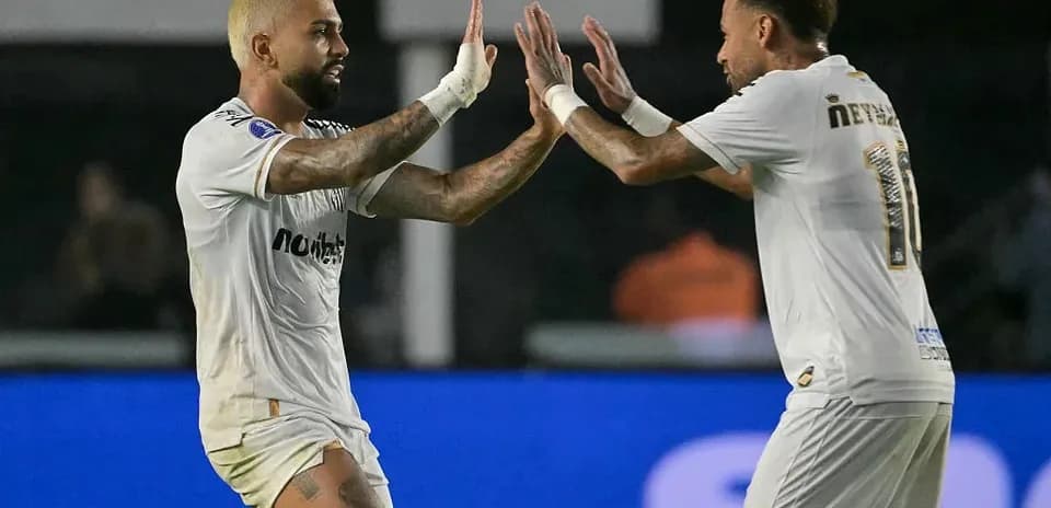 Dos jugadores celebrando un gol en el campo