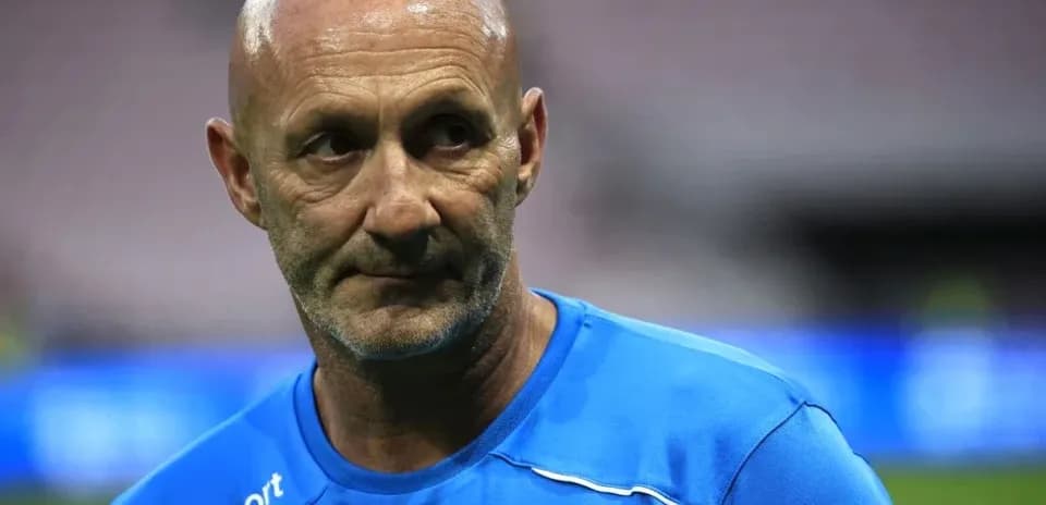 Entrenador mirando hacia el frente en el campo