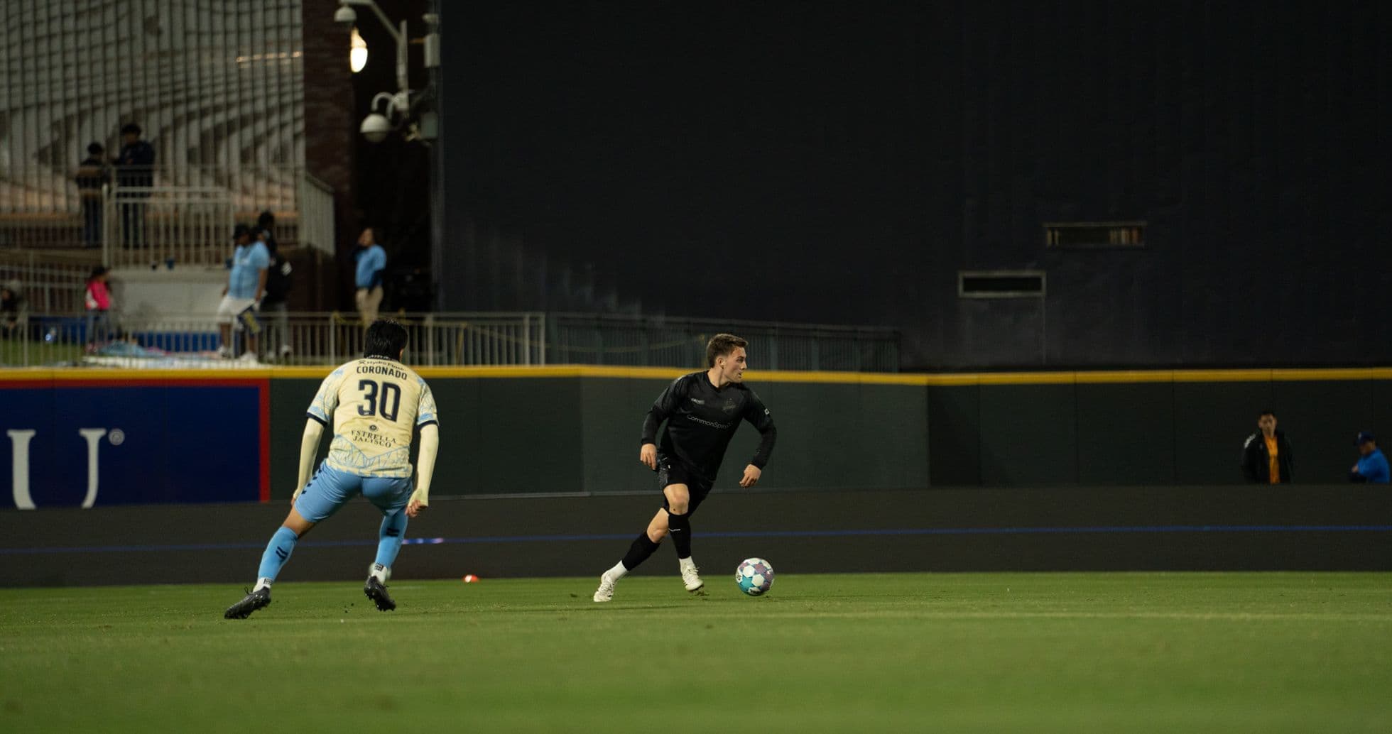 Jugador de Colorado Springs driblando a defensor