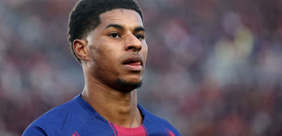 Jugador de fútbol con camiseta del FC Barcelona