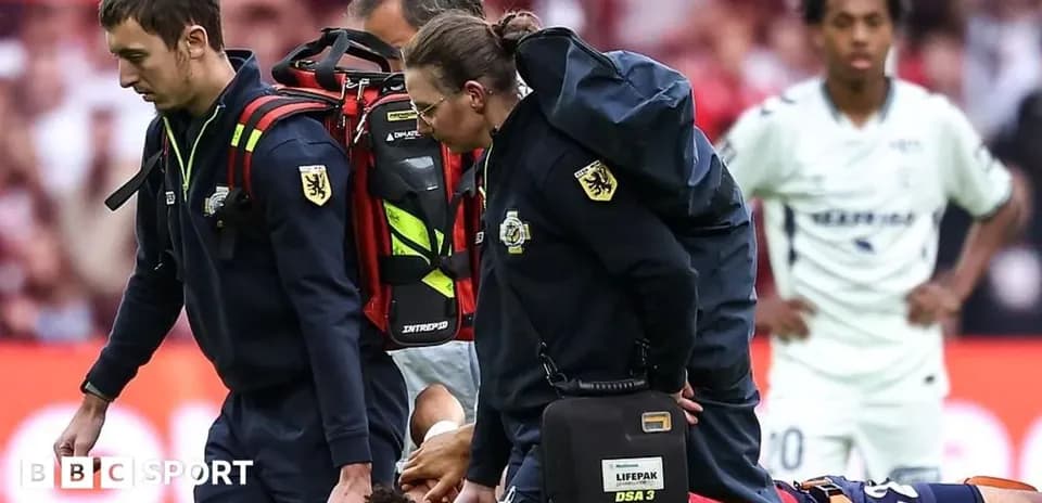 Personal médico atendiendo a un jugador en el campo