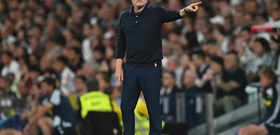 Entrenador dirigiendo a su equipo en el estadio