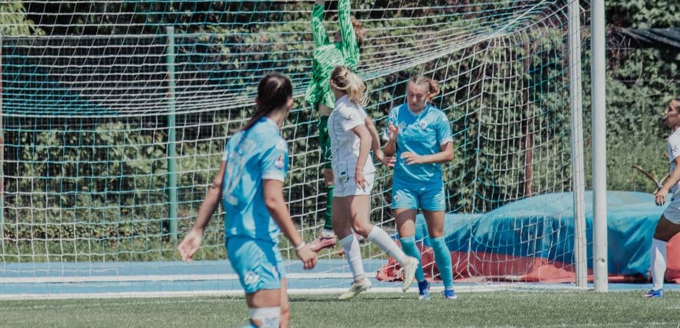 Portera atrapando el balón durante el partido