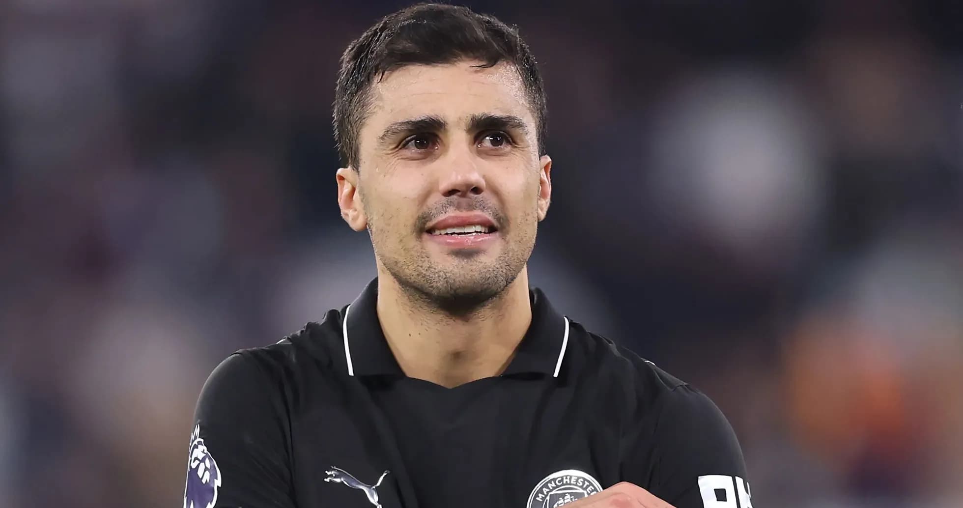 Jugador con camiseta negra en el campo de fútbol