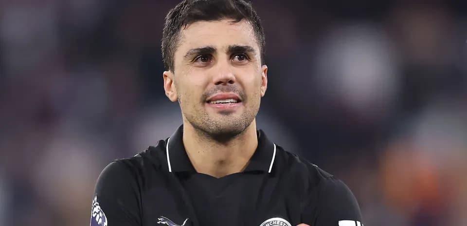Jugador con camiseta negra en el campo de fútbol