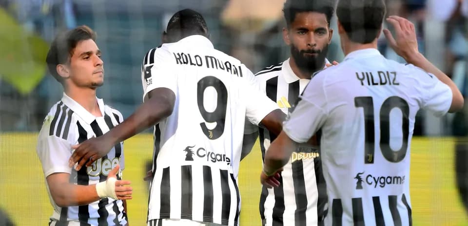 Jugadores de Juventus celebrando un gol juntos