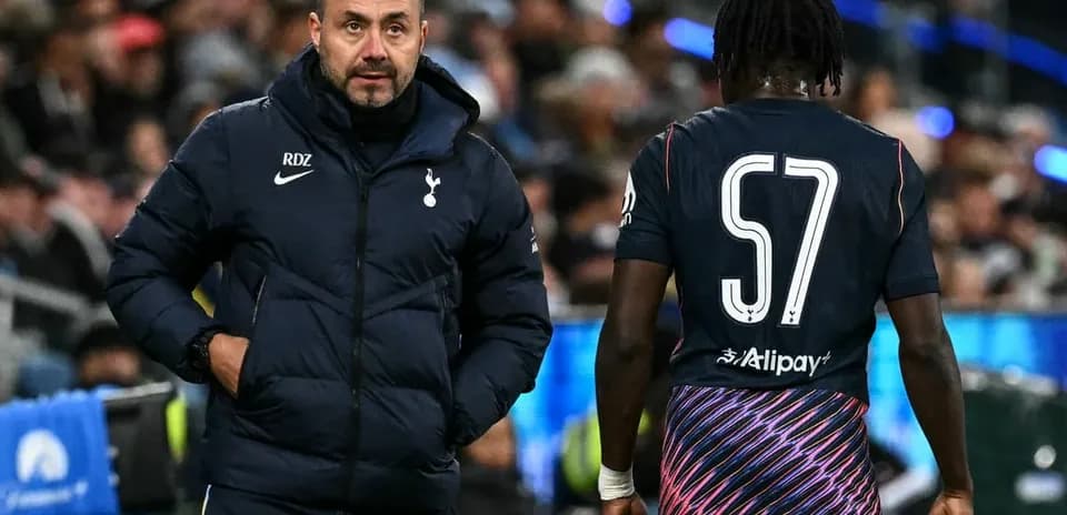 Entrenador de Tottenham habla con jugador durante partido