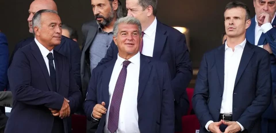Directivos en el palco durante un partido