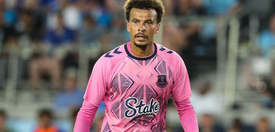Portero de Everton con uniforme rosa en el campo