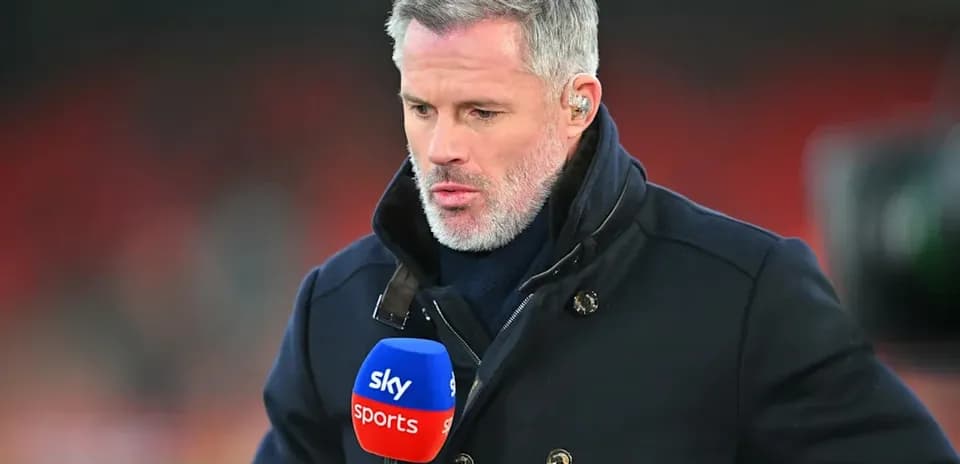 Analista de fútbol sosteniendo micrófono de Sky Sports