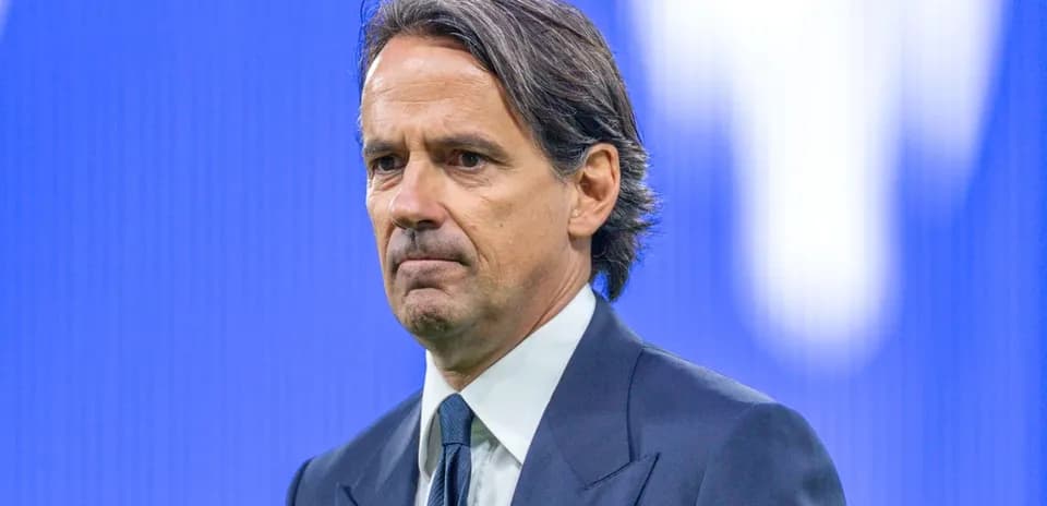 Entrenador en conferencia con fondo azul