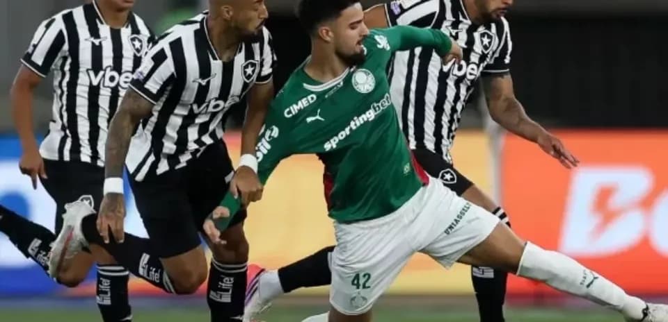 Jugadores de Botafogo y Palmeiras en acción