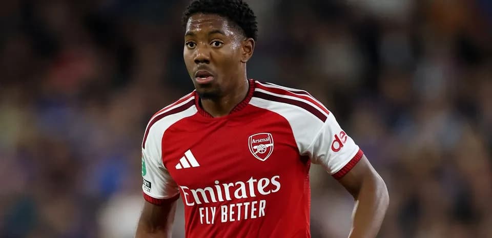Jugador de Arsenal en acción durante el partido