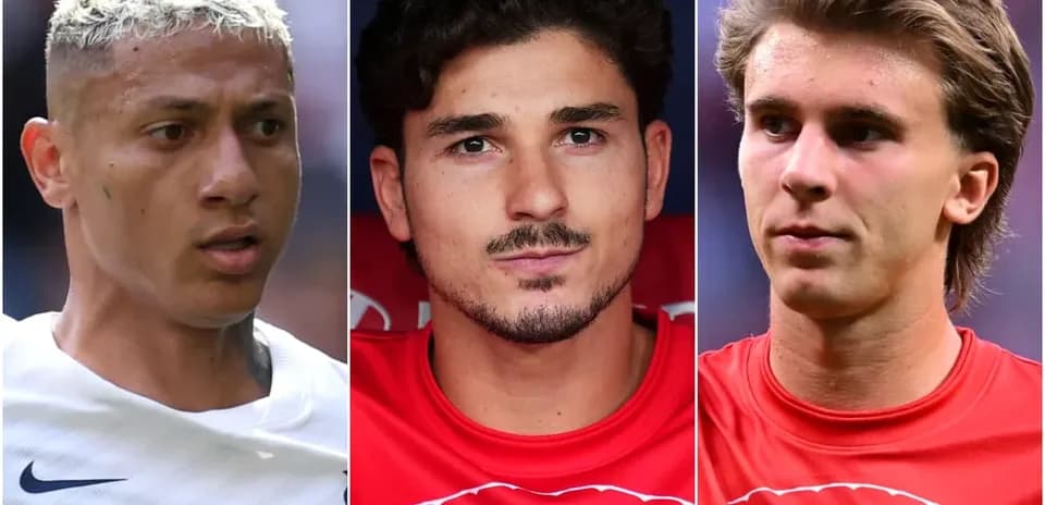 Tres jugadores posando en uniforme de fútbol