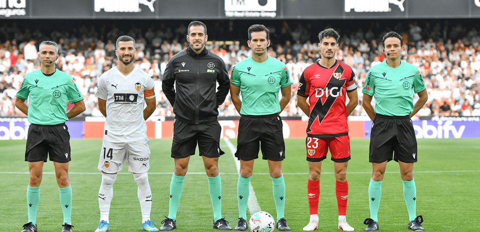 Jugadores y árbitros antes del partido Valencia vs Rayo