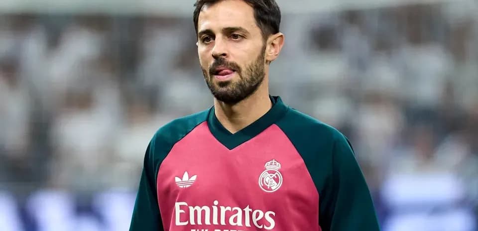 Jugador de Real Madrid en uniforme de calentamiento