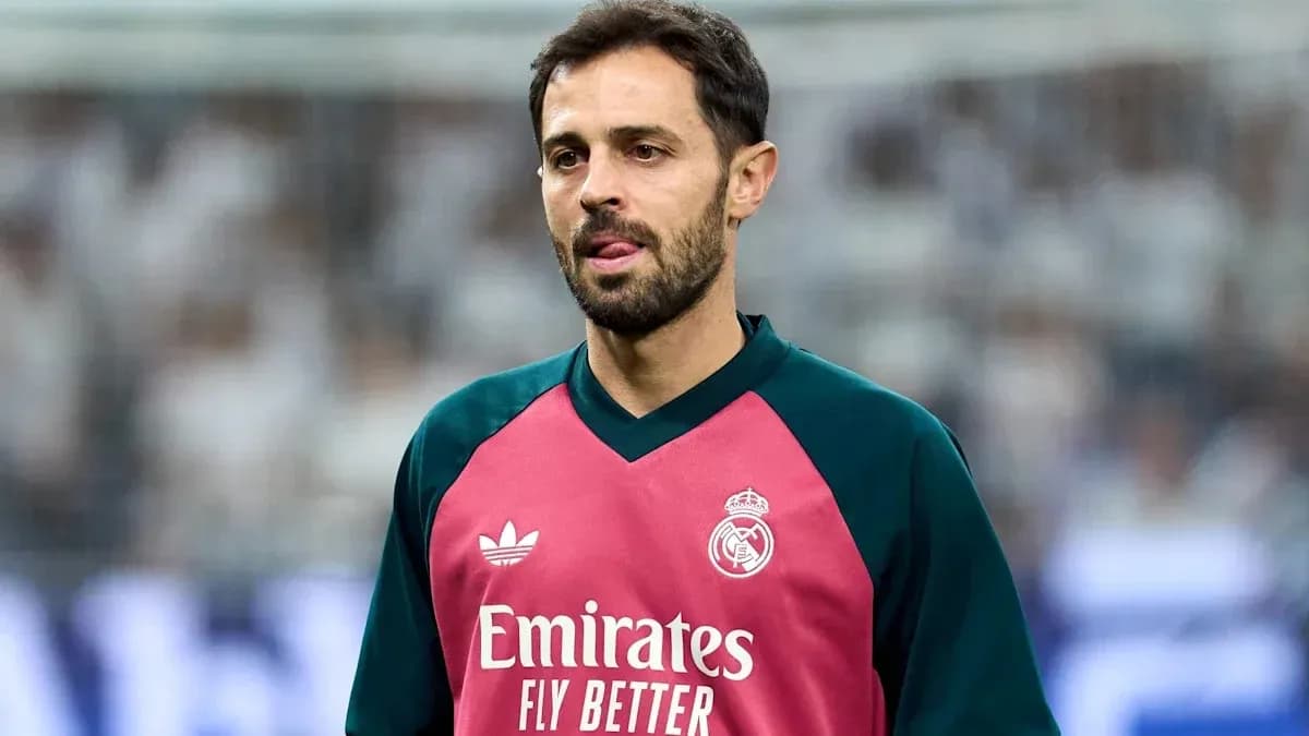 Jugador de Real Madrid en uniforme de calentamiento