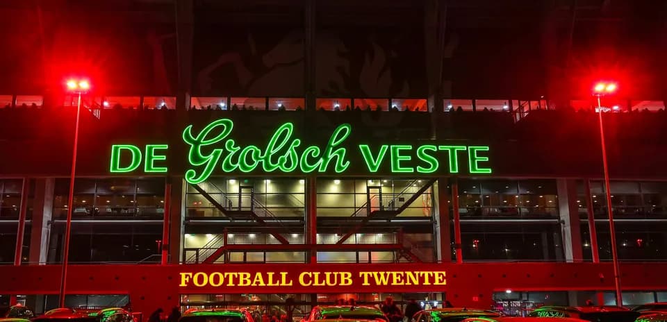 Fachada iluminada del estadio De Grolsch Veste