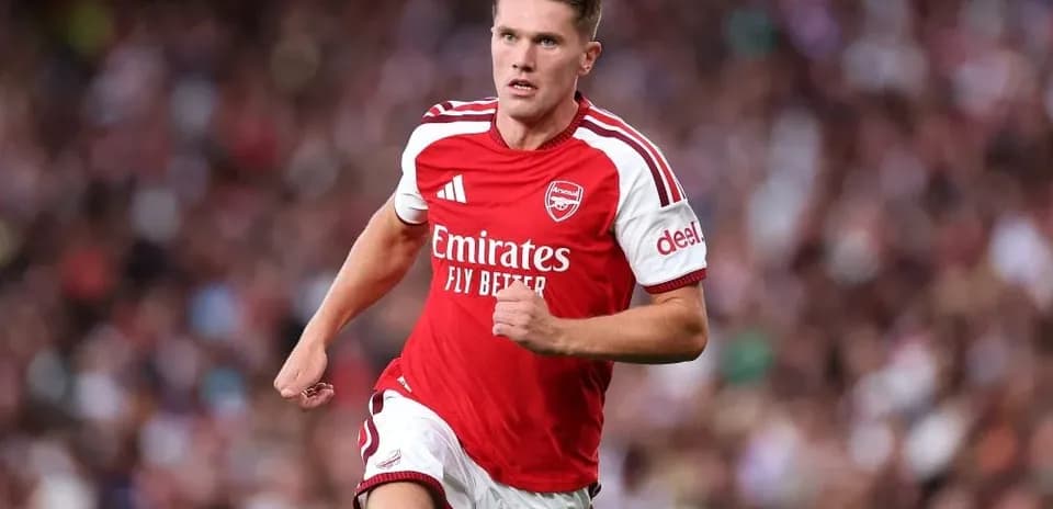 Jugador de Arsenal corriendo en el campo