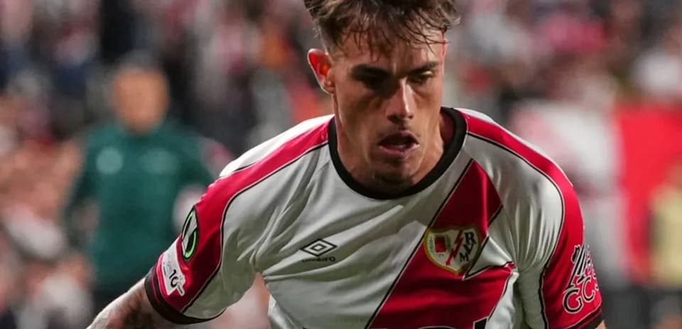Jugador de Rayo Vallecano corriendo durante el partido