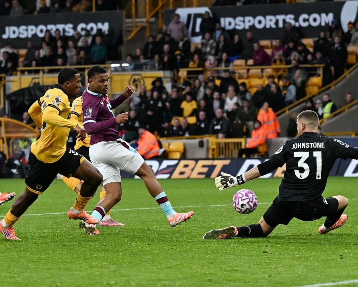 Un jugador de Burnley en acción contra Wolves