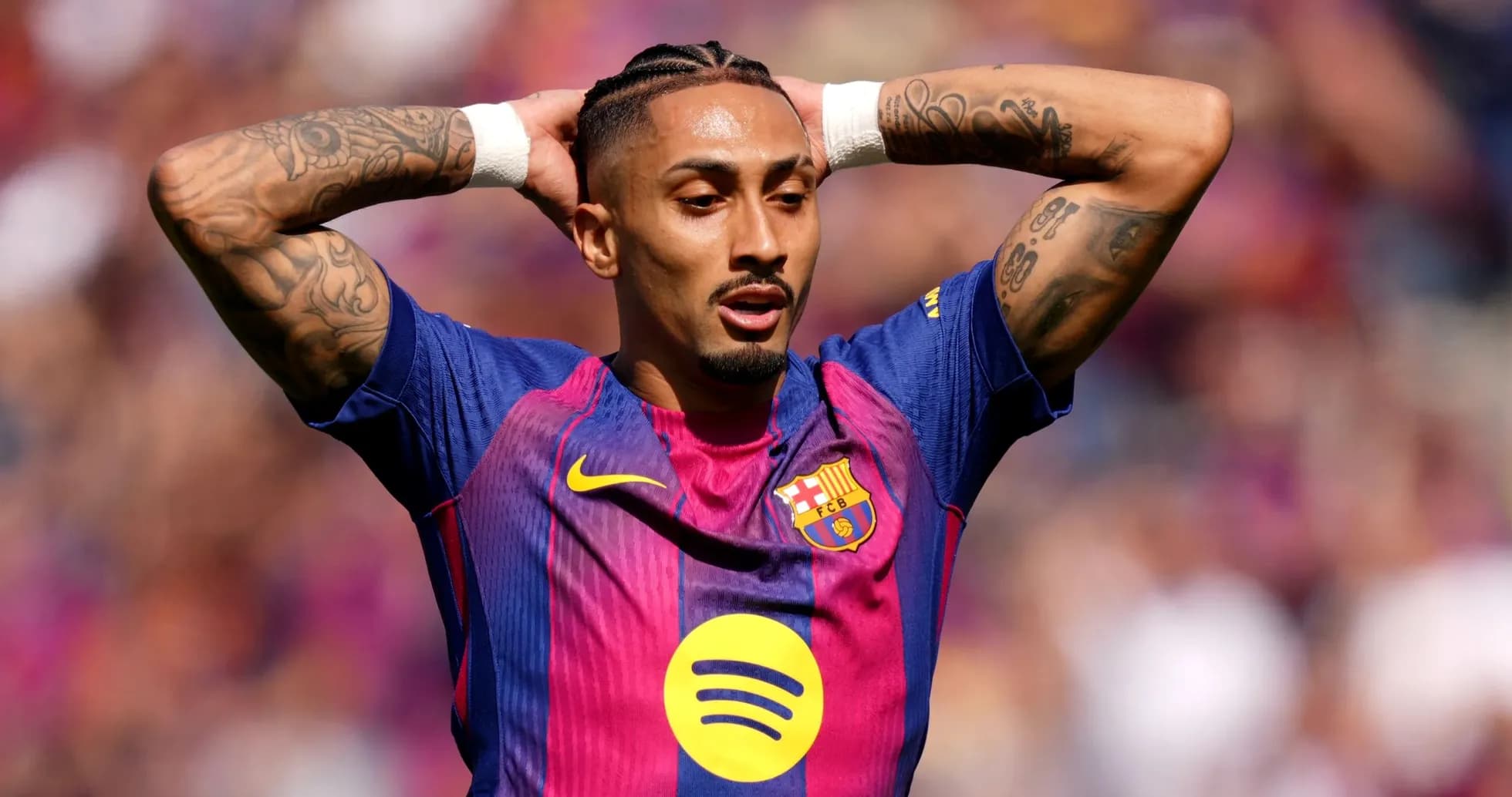 Jugador del FC Barcelona con las manos en la cabeza