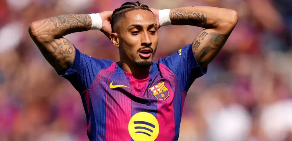 Jugador del FC Barcelona con las manos en la cabeza