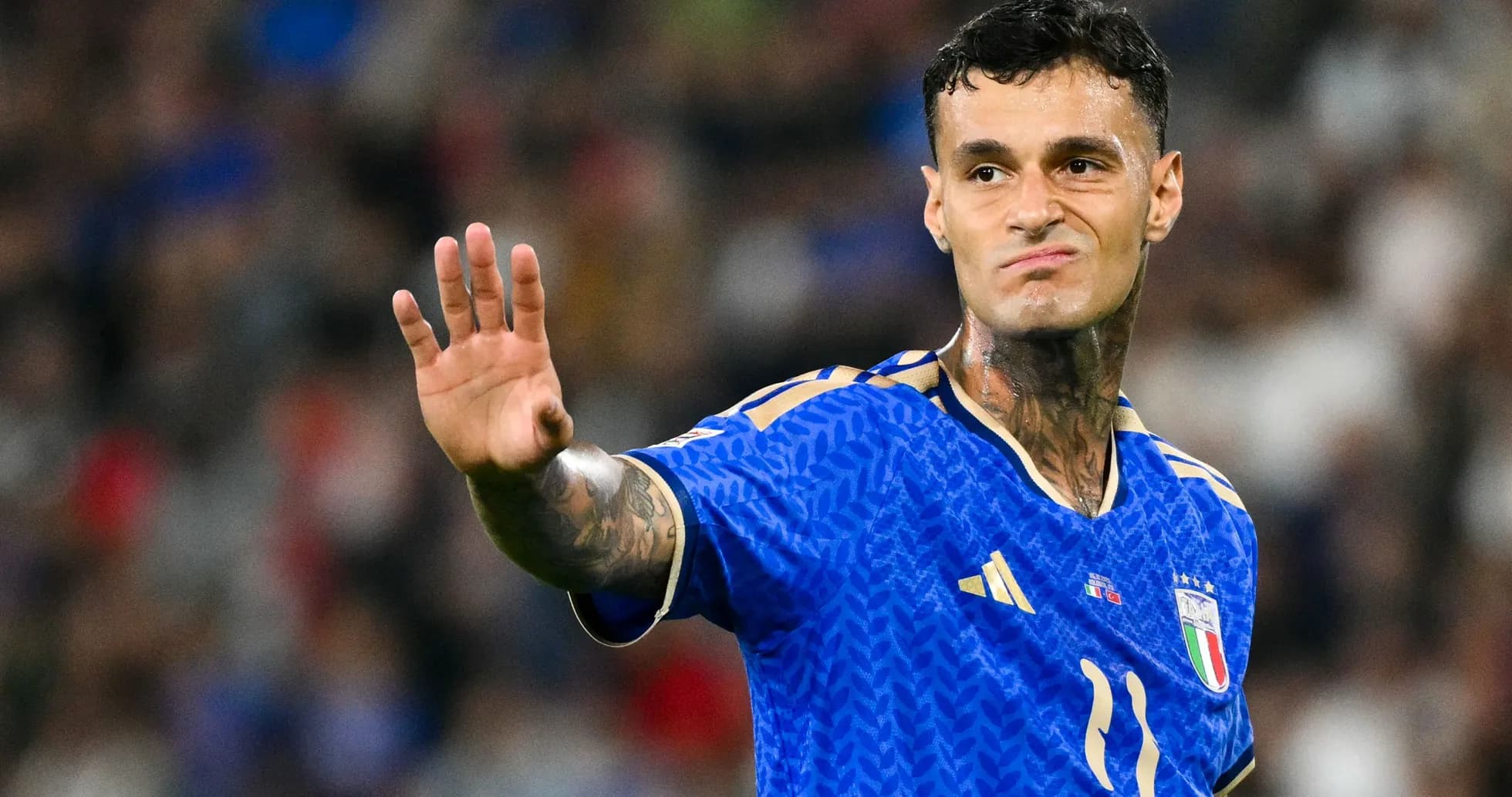 Jugador italiano señalando durante un partido de fútbol
