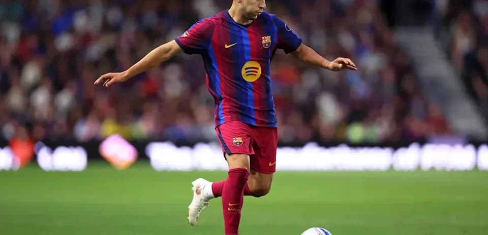 Jugador del FC Barcelona controlando el balón en el campo