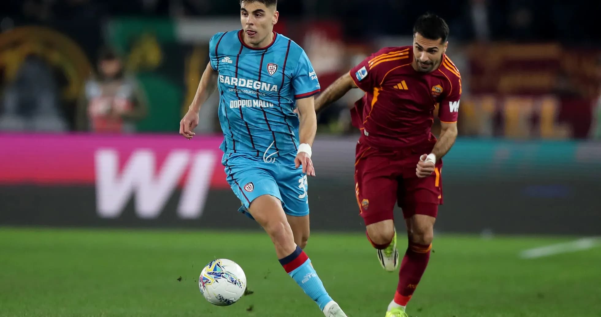 Jugador de Cagliari corriendo con el balón
