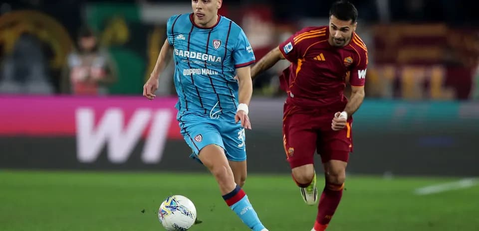 Jugador de Cagliari corriendo con el balón