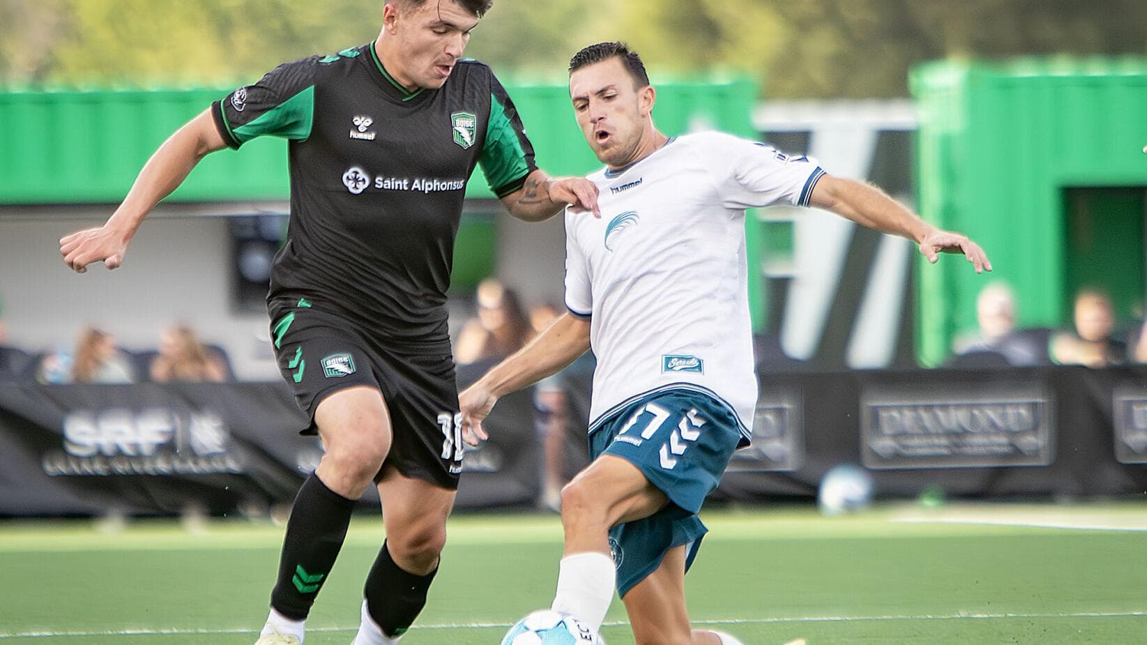 Dos jugadores compitiendo por el balón