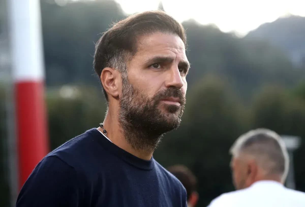 Entrenador observando durante sesión de entrenamiento