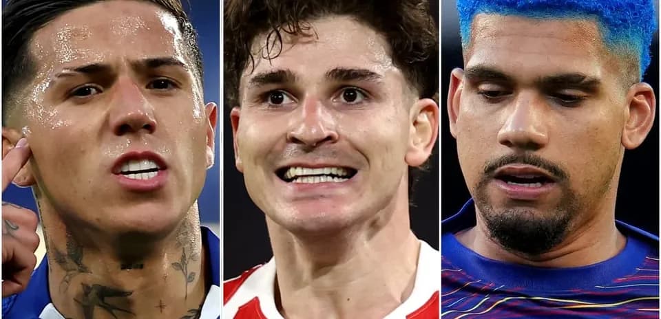 Tres jugadores de fútbol en primer plano