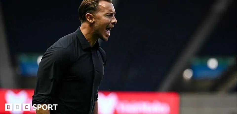 Entrenador gritando durante un partido en el campo