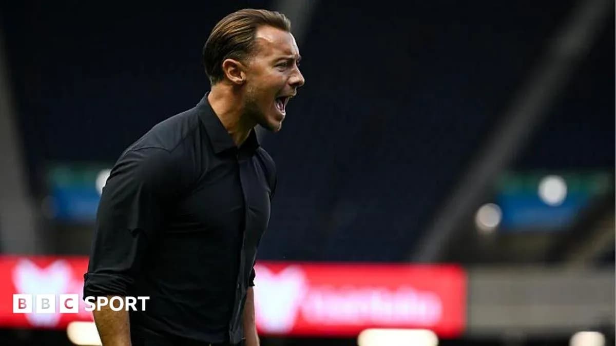 Entrenador gritando durante un partido en el campo