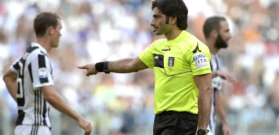 Árbitro señalando a un jugador de la Juventus