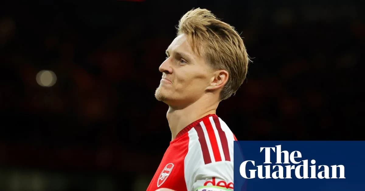 Jugador de Arsenal mirando hacia el lado durante el partido