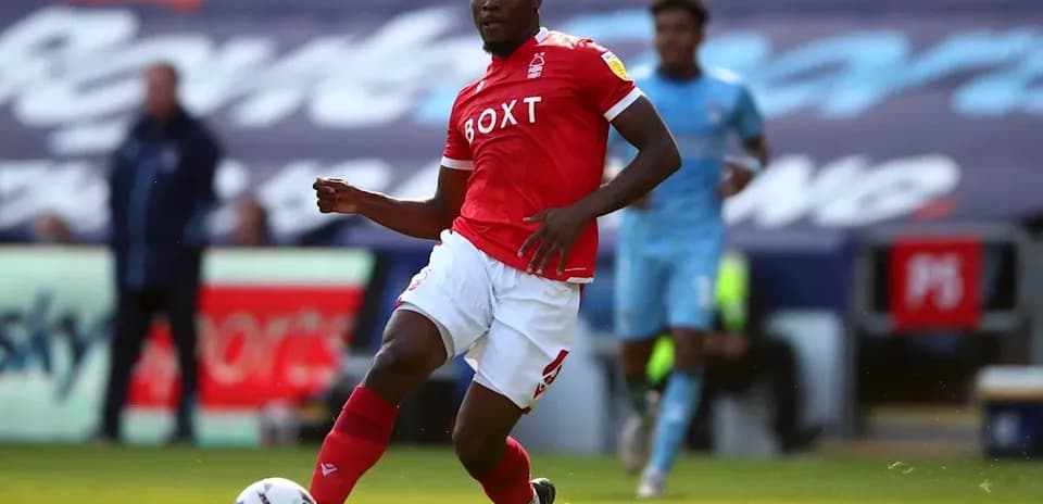 Jugador de Nottingham Forest en acción durante el partido