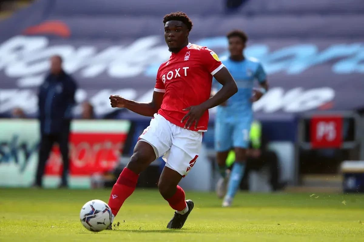Jugador de Nottingham Forest en acción durante el partido