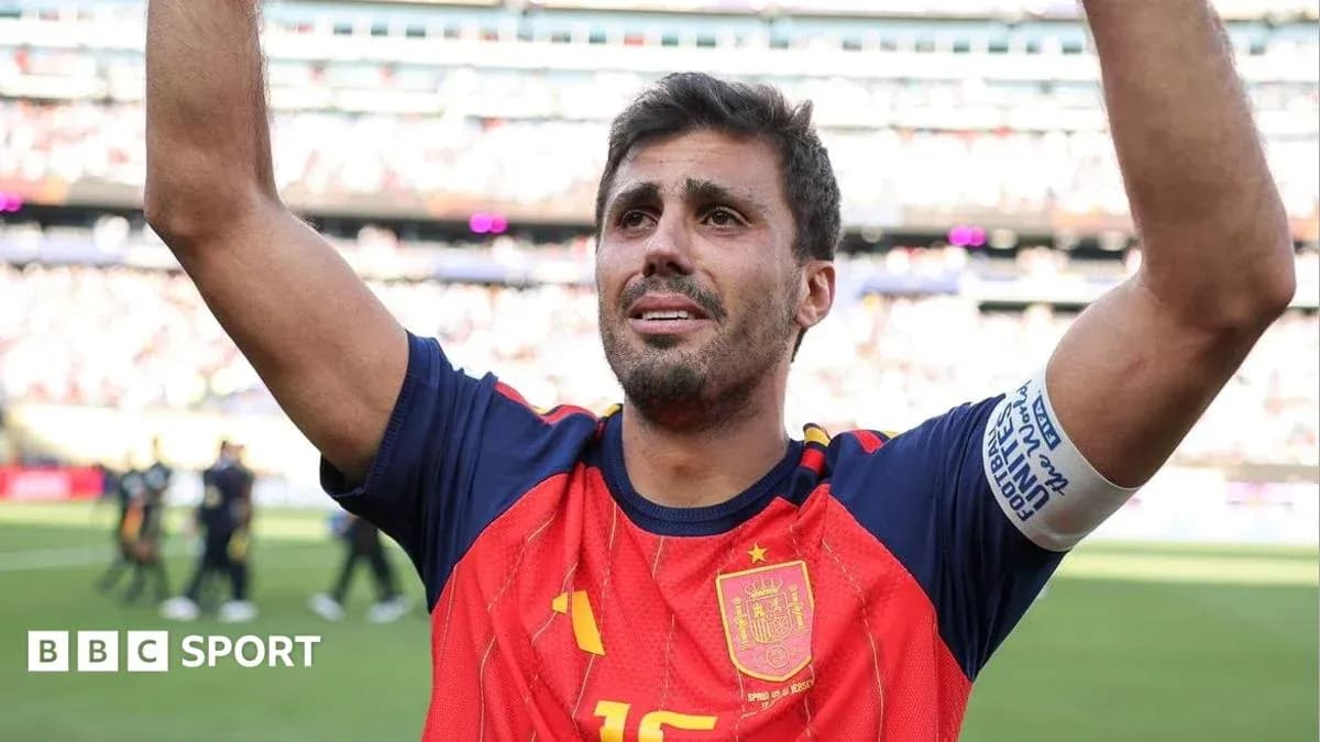 Jugador español levantando los brazos en celebración