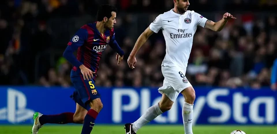 Jugadores de Barcelona y PSG compitiendo por el balón