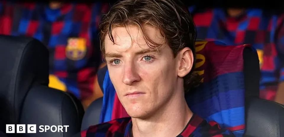 Jugador sentado en el banquillo durante el partido